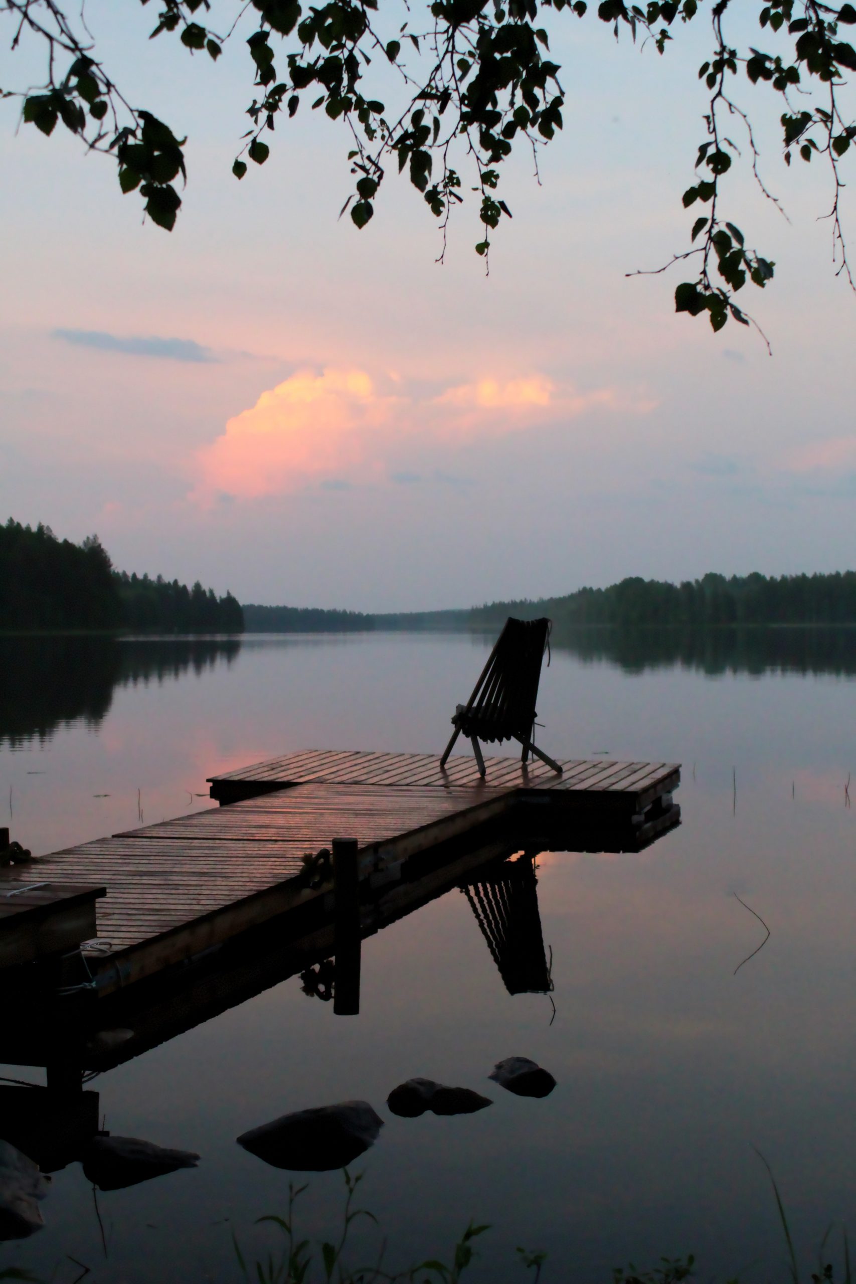 Un bonito atardecer de paz y tranquilidad a orillas de un lago. Simpplificar.