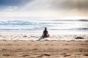 Una mujer meditando o reflexionando sobre sus prioridades